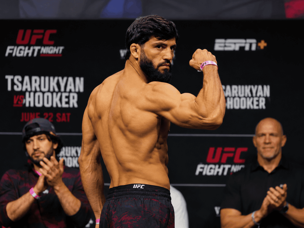Царукян вместо титульного боя UFC ищет работу на 25 января