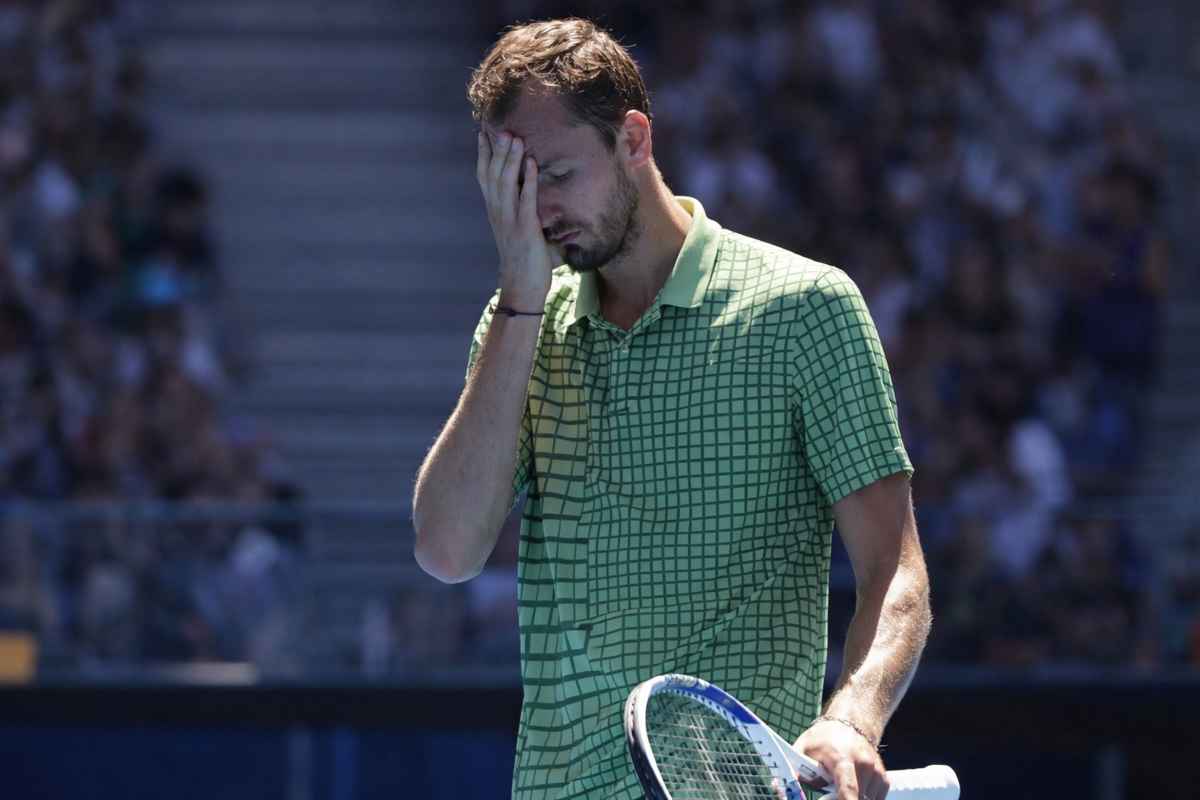 Медведев в трех сетах проиграл Тьену в 1/8 финала Australian Open — 2026