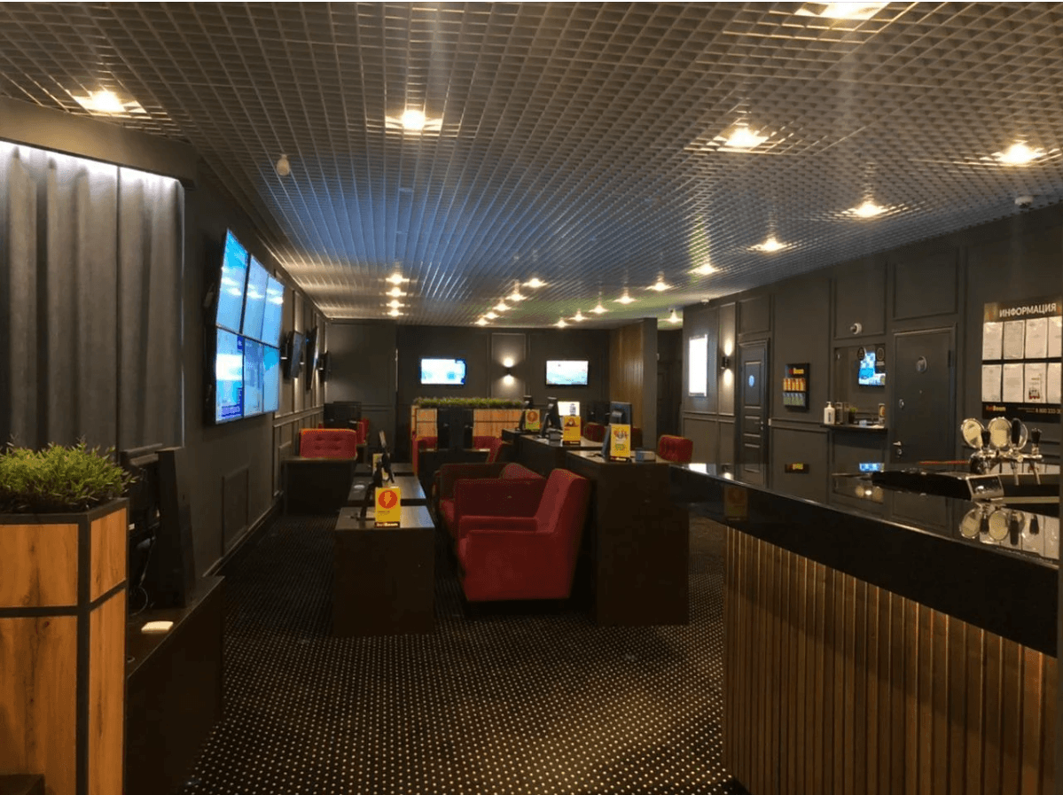 Типичный интерьер в современном букмекерском клубе или наземном пункте приема ставок