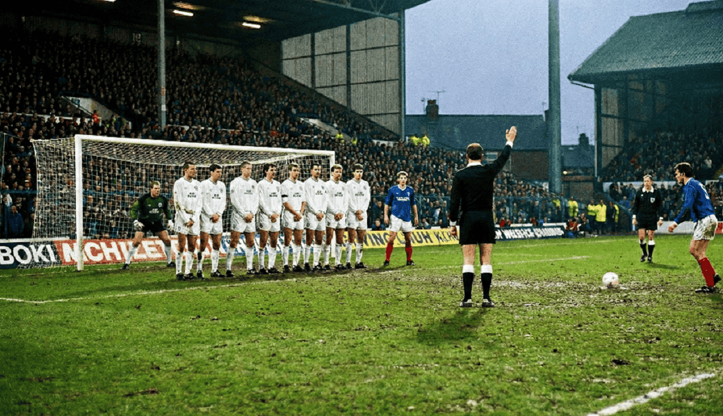 Исполнение свободного удара внутри штрафной площади