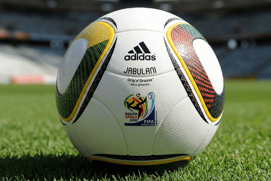 Мяч Jabulani для ЧМ-2010 в ЮАР, который обсуждали из-за непредсказуемого поведения в воздухе после удара