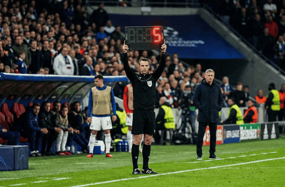 Арбитр показывает добавленное к матчу время