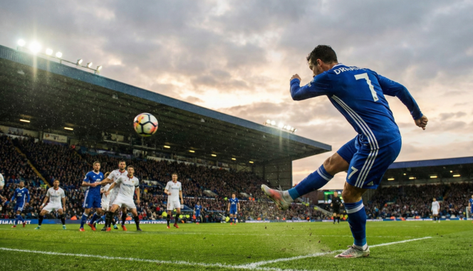 Футболист выполняет классический кросс в штрафную при атаке с фланга