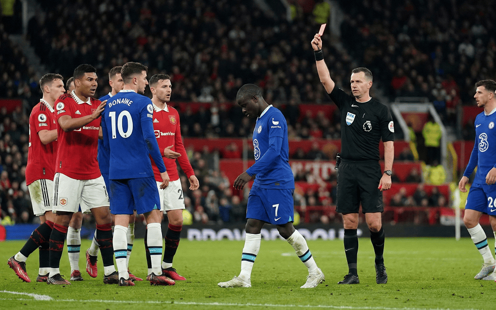 Судья удаляет игрока с поля, показав прямую красную карточку