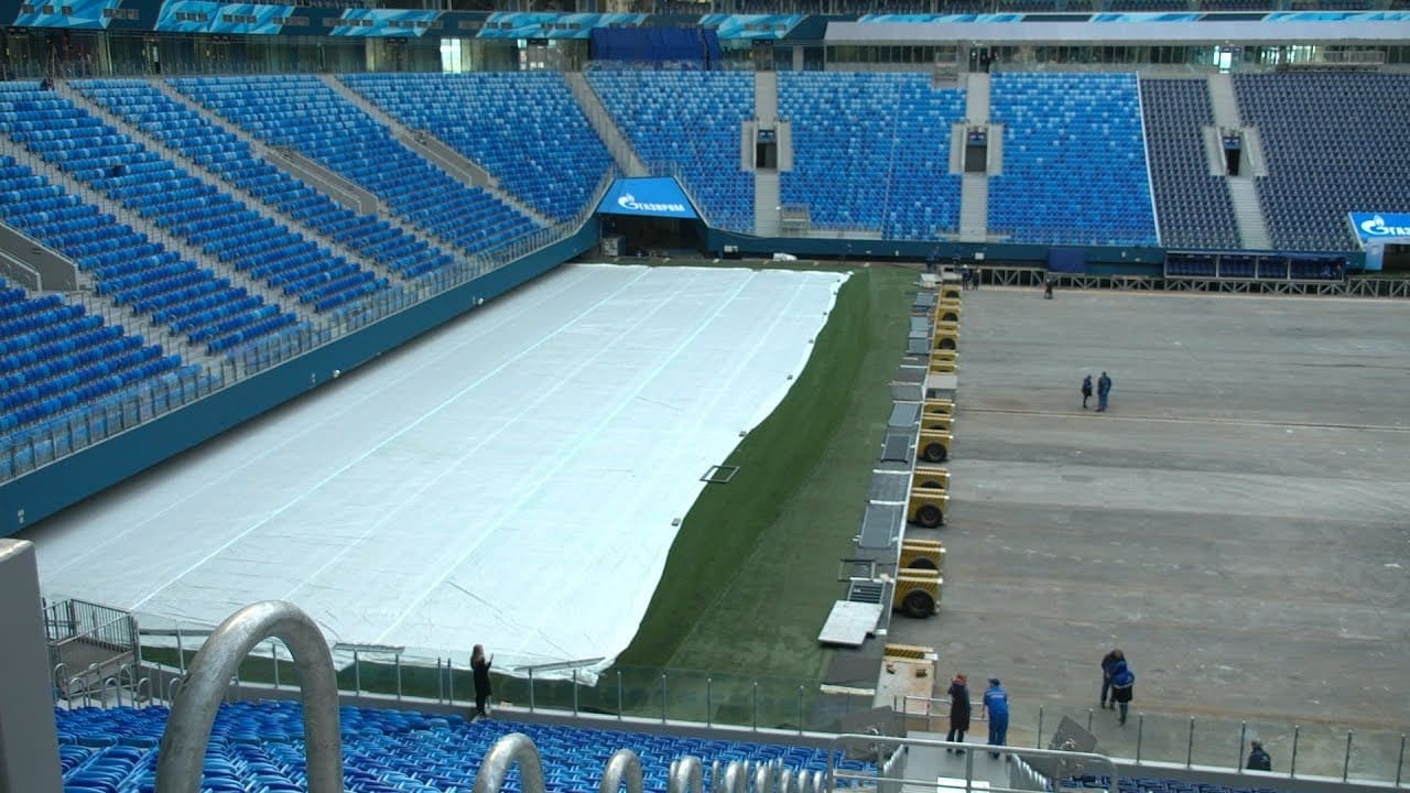 Выкатное футбольное поле на Газпром Арене в Санкт-Петербурге