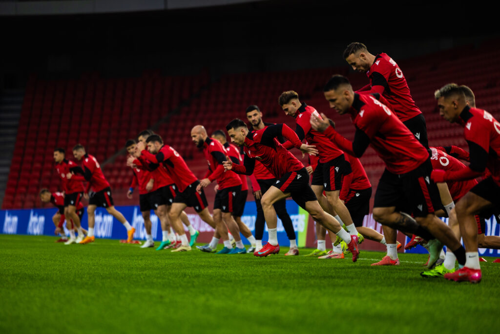 Сборная Албании на тренировке перед квалификационным матчем ЧМ-2026. Источник: fshf.org
