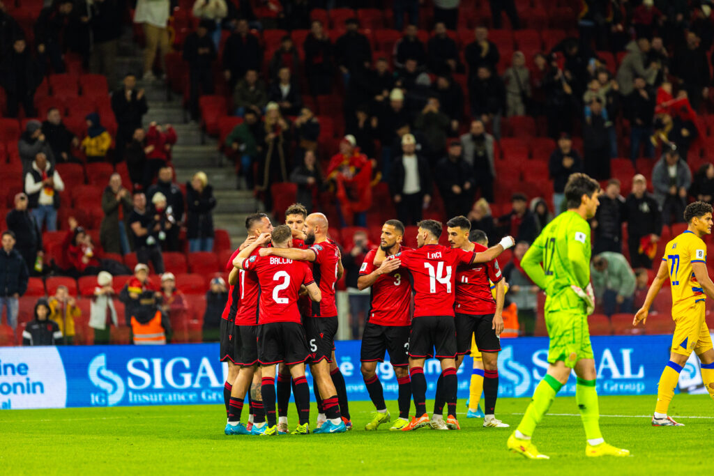 Игроки сборной Албании празднуют гол в квалификационном матче ЧМ-2026. Источник: fshf.org