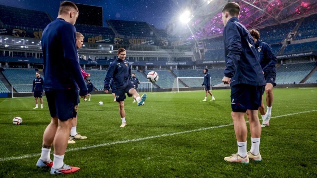 Алексей Батраков и Александр Головин на тренировке сборной России на стадионе «Фишт», ноябрь 2025. Источник: rfs.ru