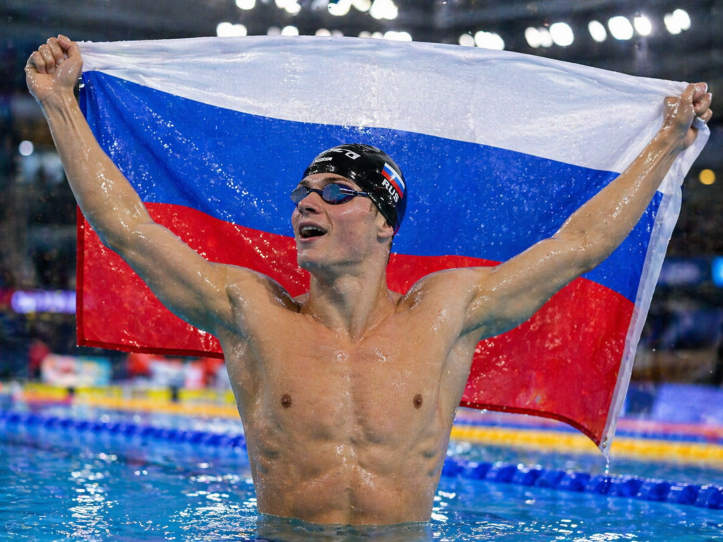 Флаг России официально вернули в водные виды спорта